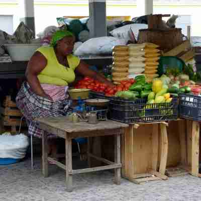 Kvinde sælger frugt på Sao Vicente