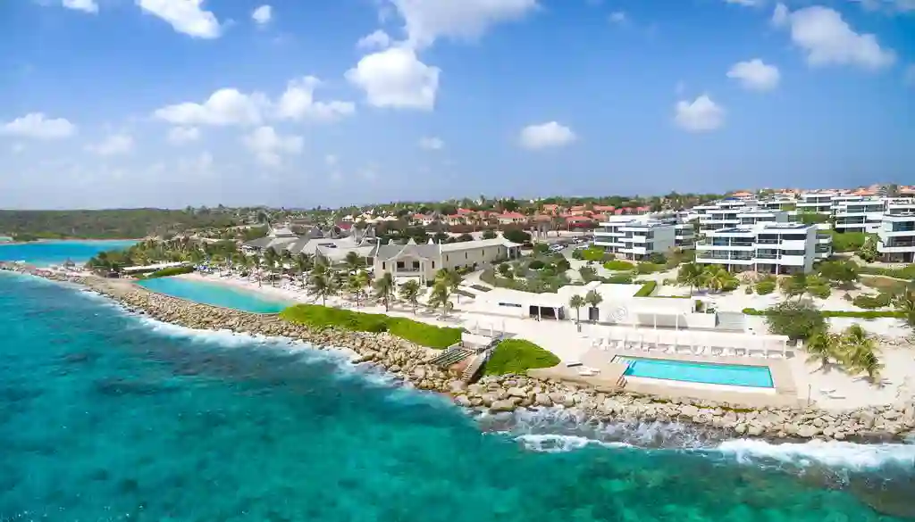 Papagayo Beach hotel ligger helt ud til det caribiske hav