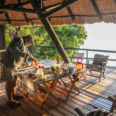 Nyd morgenmaden med udsigt over Lake Kariba