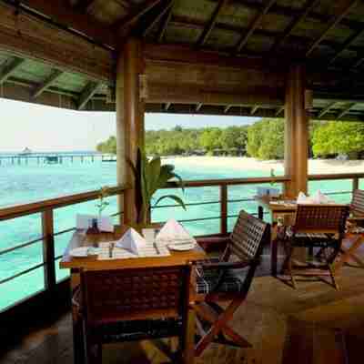 Restaurant med havudsigt på Reethi Beach Resort Maldiverne