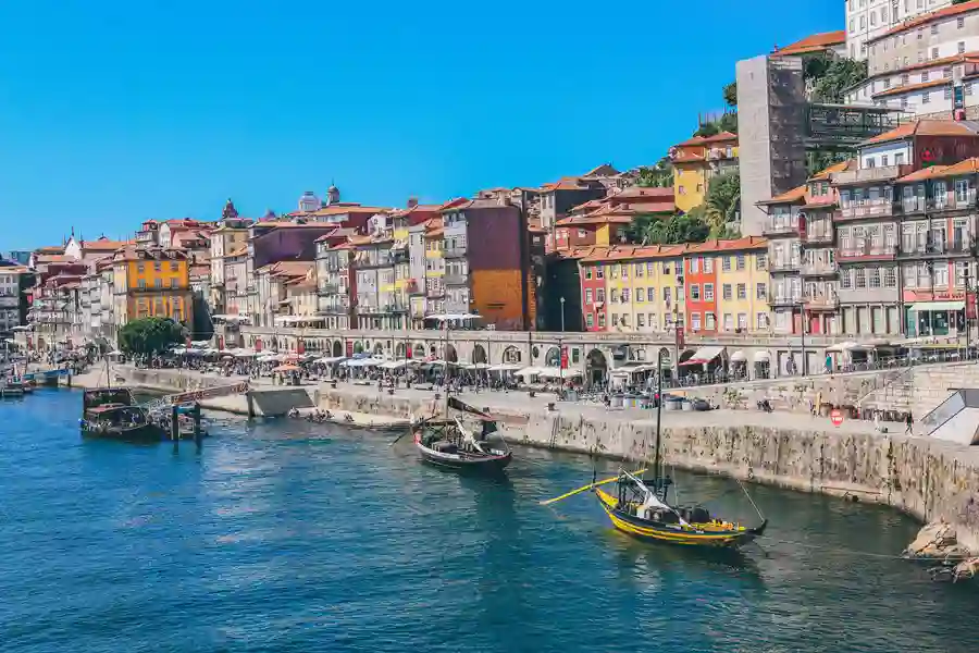 Porto ligger helt ned til vandet med bygninger op af skråningerne