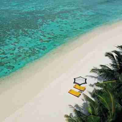 Solsenge på mennesketom bountystrand på Pullman Maamutaa Maldiverne