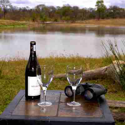 Nyd en flaske vin på lodgen med udsigt over søen