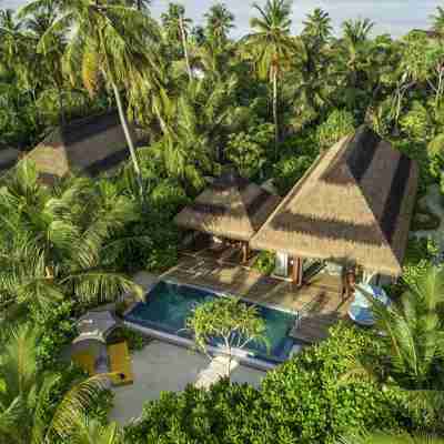 Beach Villa set oppefra på Pullman Maamutaa Maldiverne