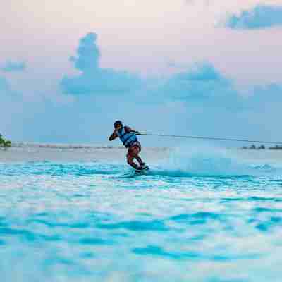 Nyd ferien på vandoverfladen på Sun Island Resort på Maldiverne
