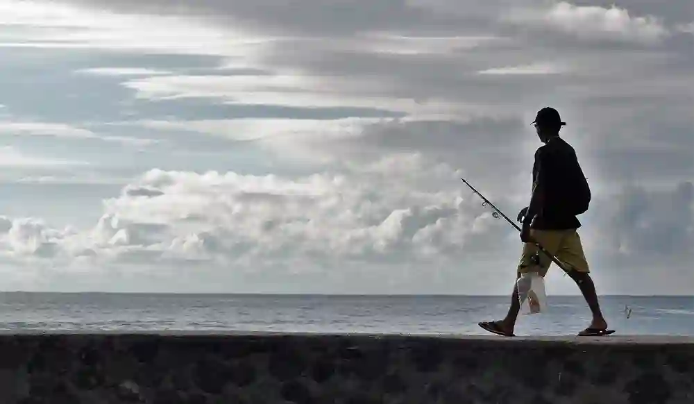 Fisker ved havet på Reunion
