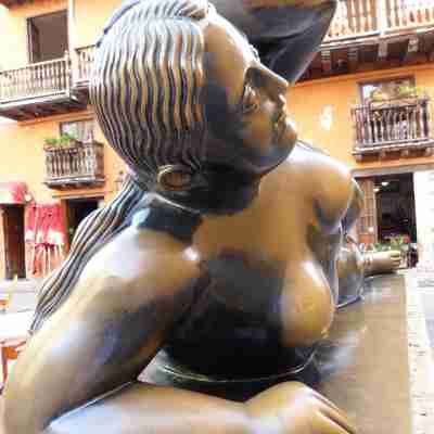 Gade kunst i Cartagena, Liggende bronze dame