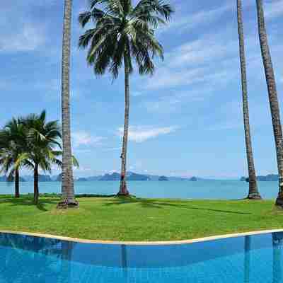 Palmer, pool, srtand og hav på Koyao Island Resort på Koh Yao Noi i Thailand