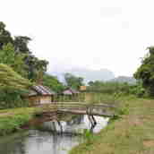 En lille bro ved en lille landsby ved Vang Vieng