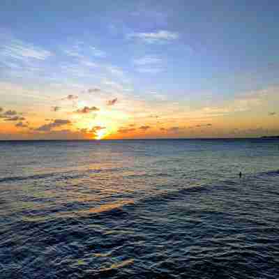Solen går ned over havet på Barbados