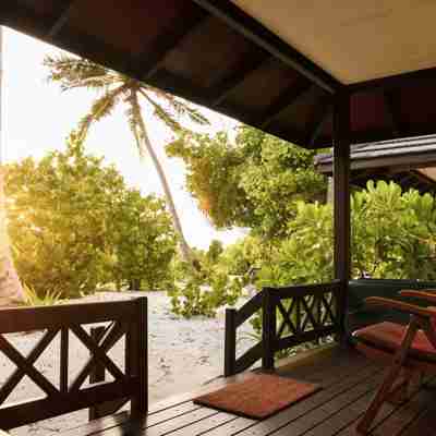 Slap af på terrasen med en kølig drink lidt frisk frugt og nyd solnedgangen. Sunset Beach Villa, Royal Island Resort & Spa, Baa Atoll, Maldiverne