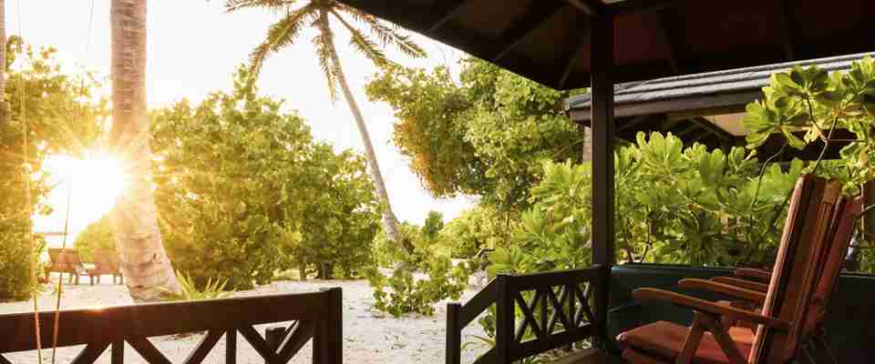 Slap af på terrasen med en kølig drink lidt frisk frugt og nyd solnedgangen. Sunset Beach Villa, Royal Island Resort & Spa, Baa Atoll, Maldiverne