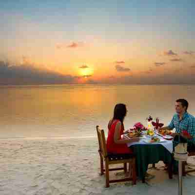 Middag på stranden på Embudu Village i Maldiverne