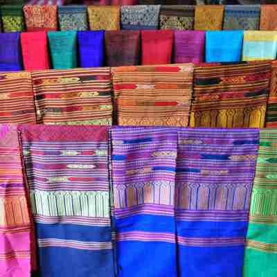 Smukke farver på klæderne i Laos