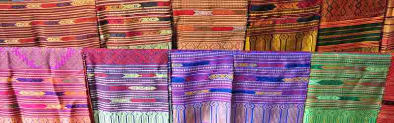 Smukke farver på klæderne i Laos