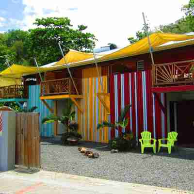 Farverig facade på Katalo Plage i Deshaies på Guadeloupe