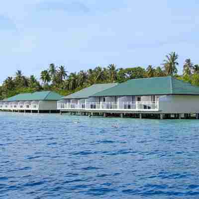 En Water Villa set fra vandet  på Embudu Village i Maldiverne
