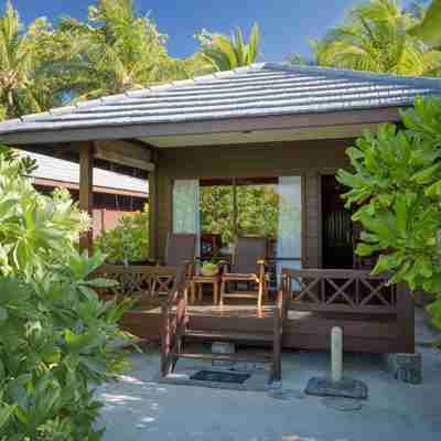 Den afslappende terrase på en Beach Villa på Royal Island Resort & Spa, Baa Atoll, Maldiverne