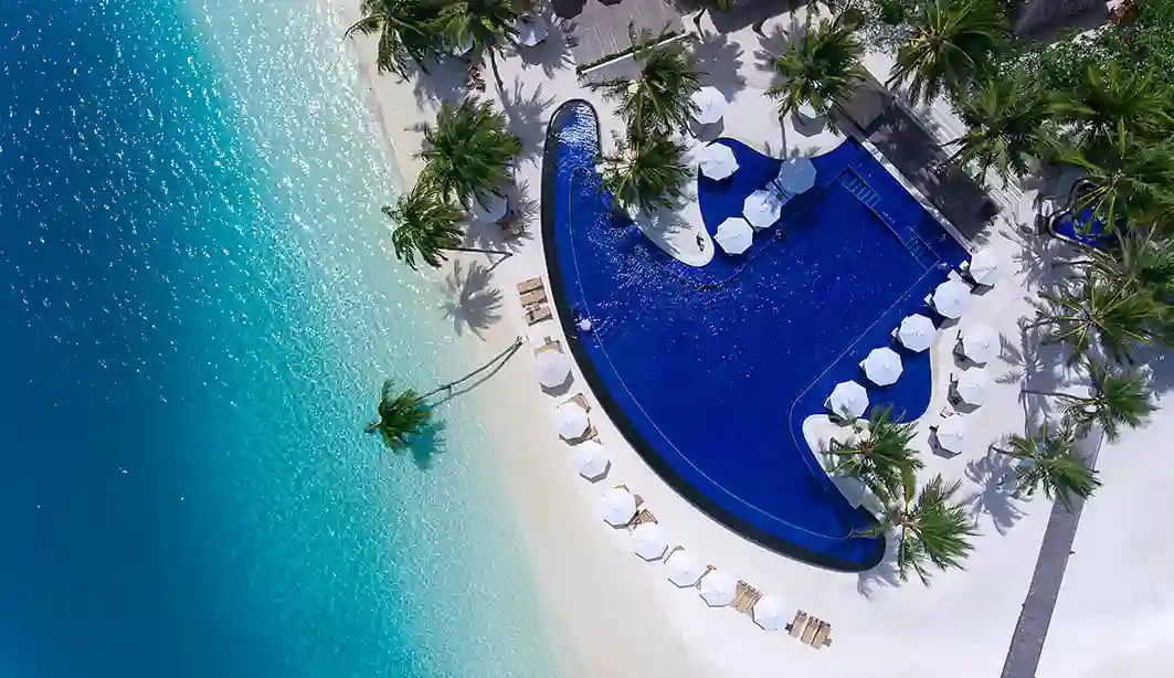 Den primære pool på Conrad Rangali Maldiverne