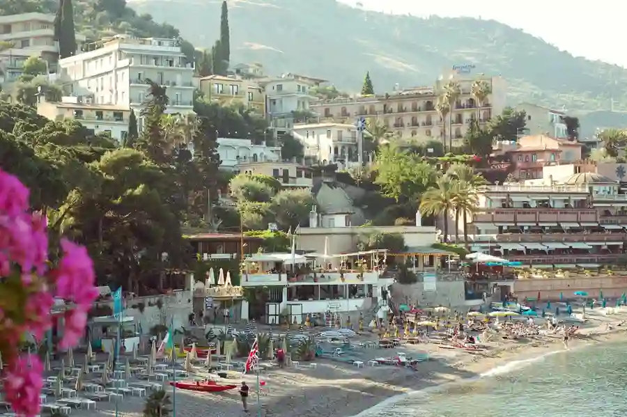 Strandliv-i-Taormina