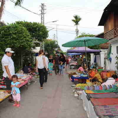 Lokale sælgere på gaden i Luang Prabang
