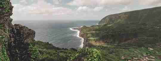Bjergrigt og grønt landskab ved Flores' kyst