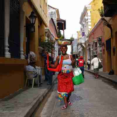 Gadesælger på kolonial gade i Cartagena