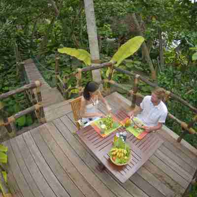 Spis middag i trætoppen å Sun Island Resort på Maldiverne