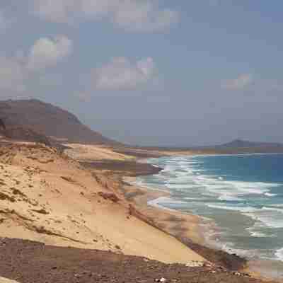 Man kan lige ane vejen, der snor sig lige ovenfor klipperne, São Vicente, Kap Verde