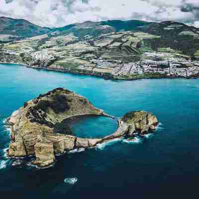 Faial, vulkansk krater dukker op af havet