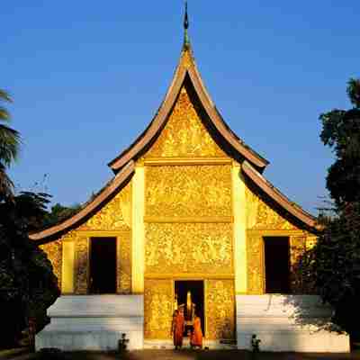 Munke foran Pha That Luang Golden Temple, Vientiane, Lao