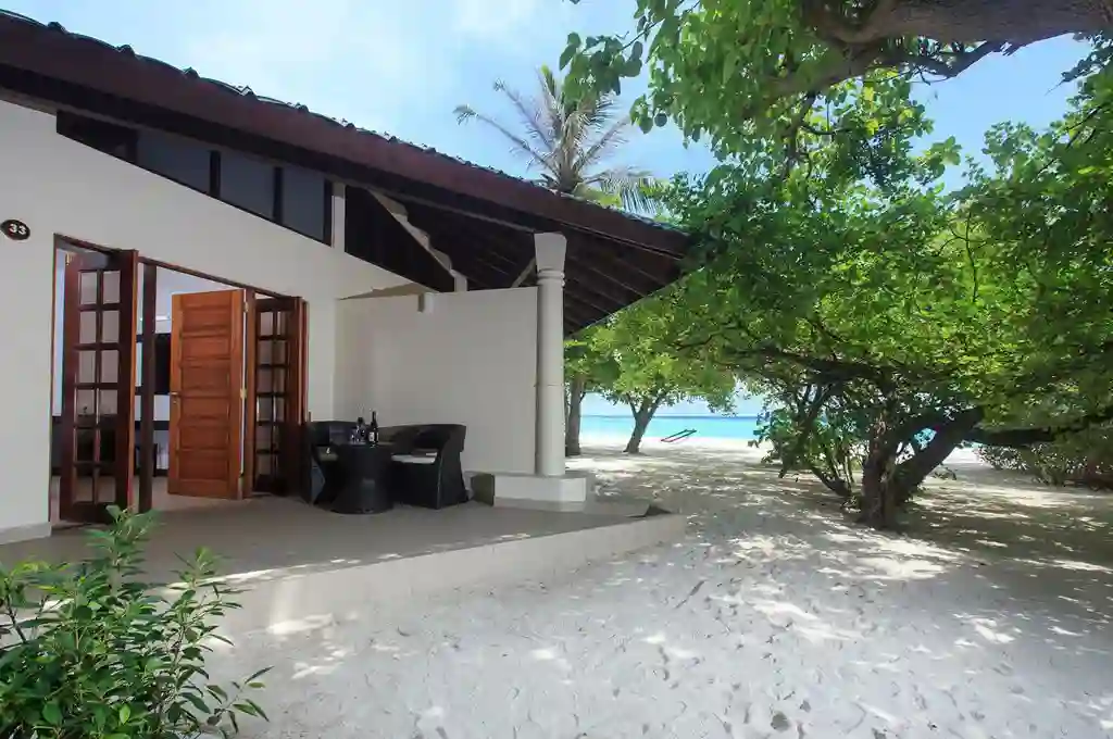 Standard villa udefra på Embudu Village i Maldiverne