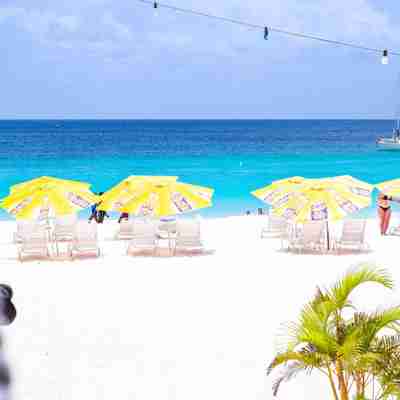 Barbados, solparasoller på kridhvid strand