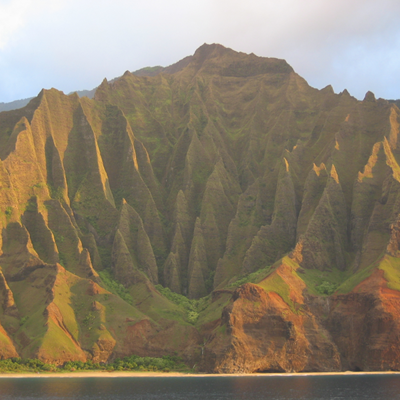 Kauai, solen bringer rødligt skær frem i klipperne