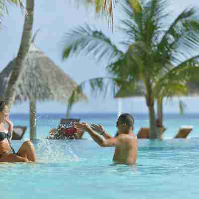 Sjov og hygge i poolen Sun Island Resort på Maldiverne
