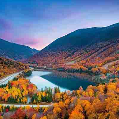 Vej rundt om sø igennem fantastisk efterårs landskab i White Mountains New Hampshire