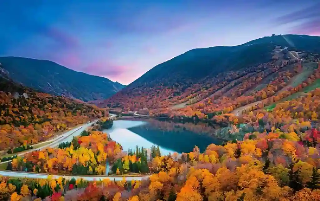 Vej rundt om sø igennem fantastisk efterårs landskab i White Mountains New Hampshire