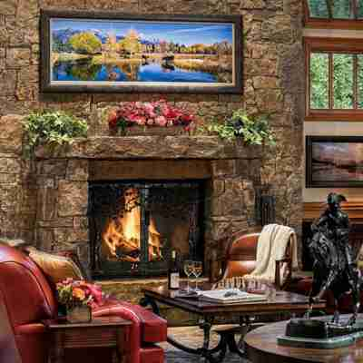fireplace-in-the-lobby-of-the-wyoming-inn
