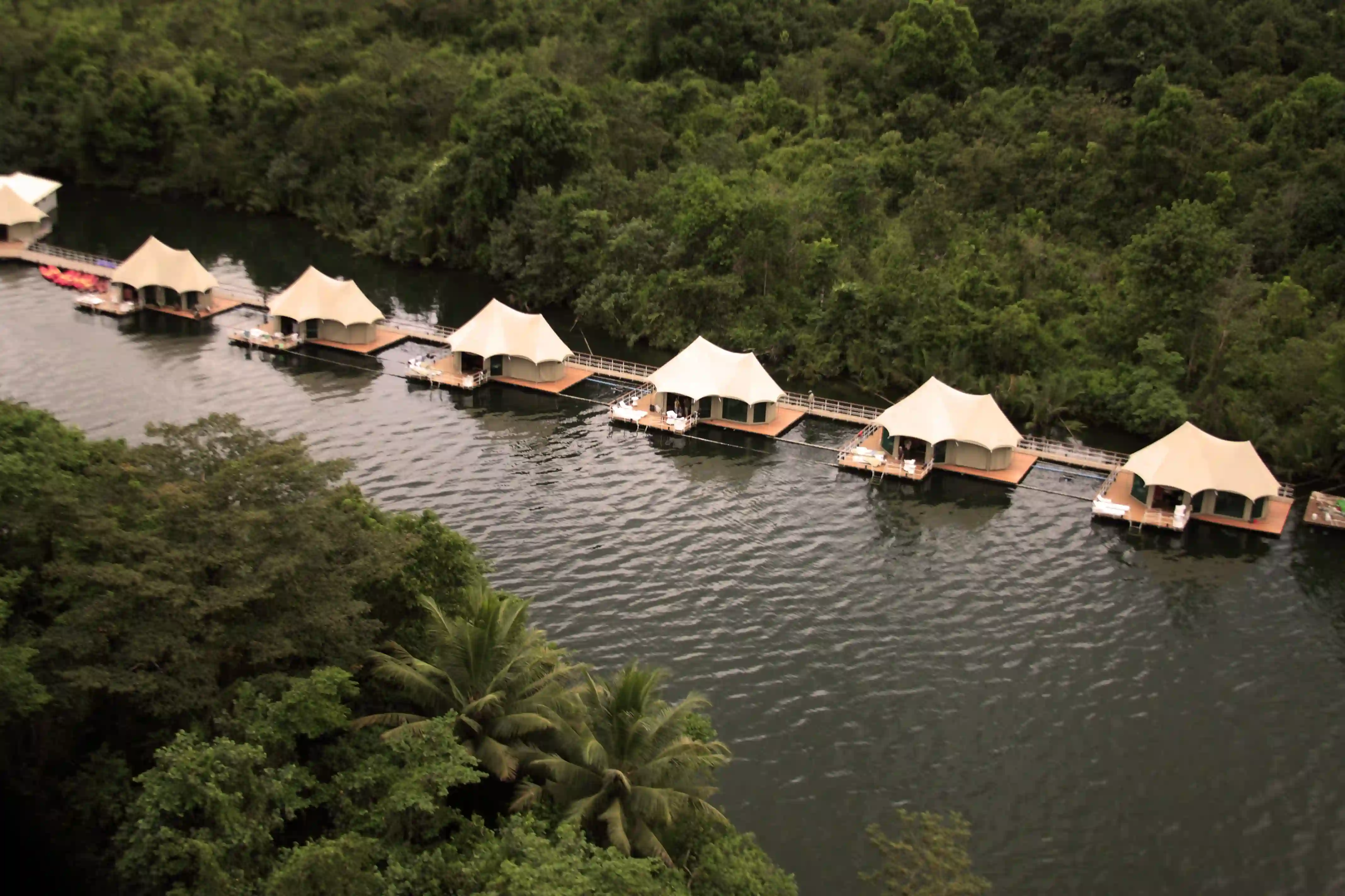 Teltene ligger på tømmerflåder på floden, 4 Rivers Floating Lodge, Cambodia