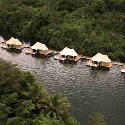 Teltene ligger på tømmerflåder på floden, 4 Rivers Floating Lodge, Cambodia