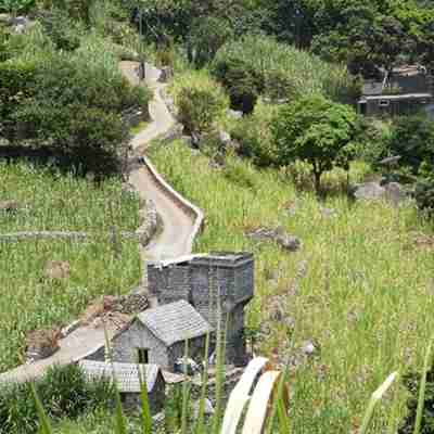 Man vandrer på snørklede grusstier på grønne Santo Antao