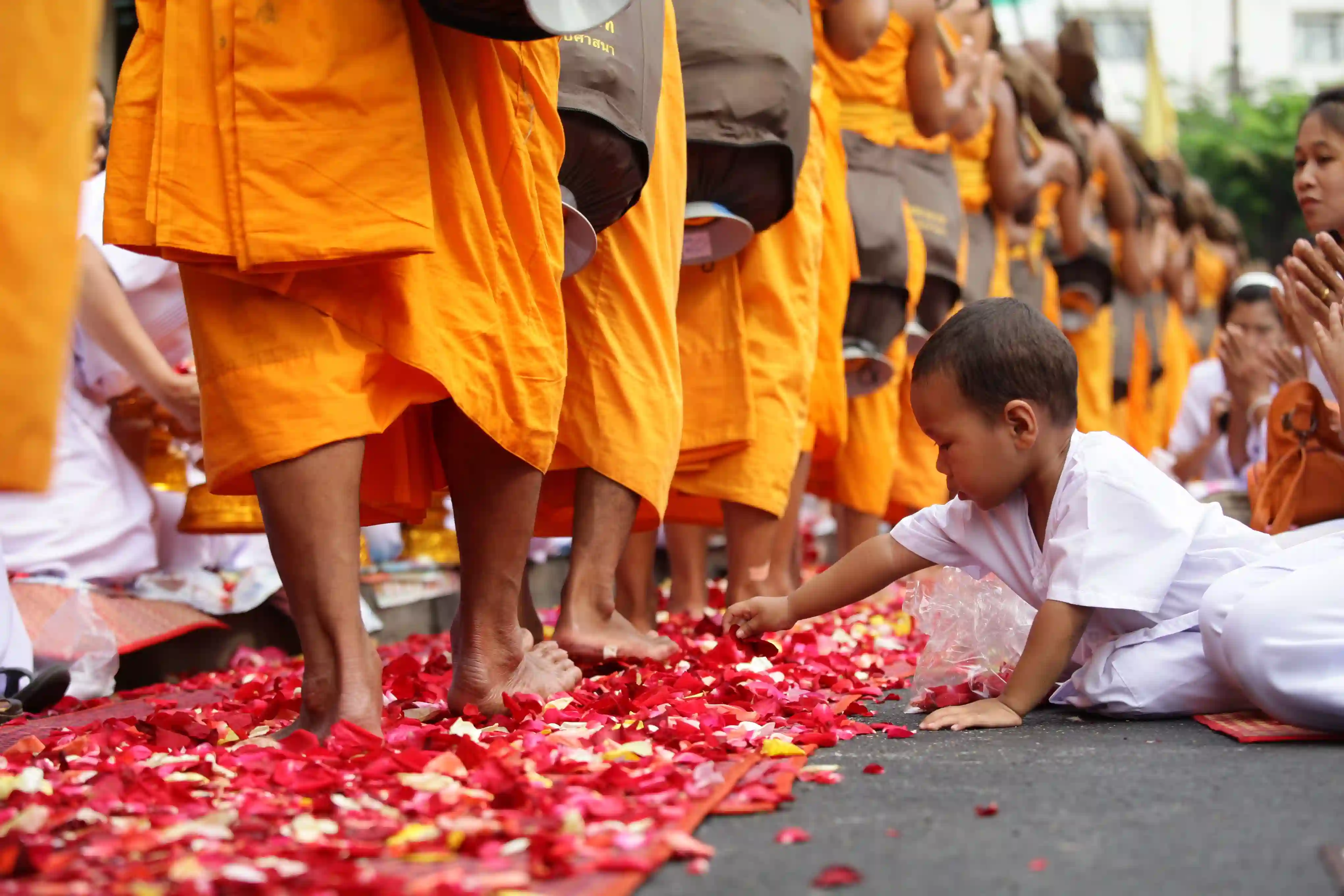 Der ofres til munkene, Thailand (2)