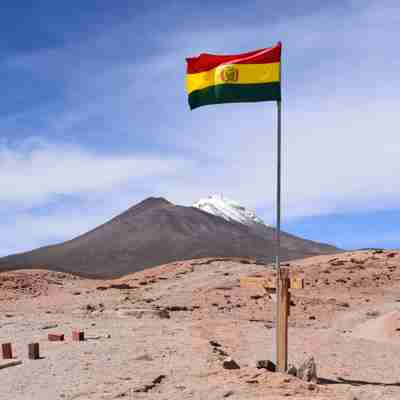 Bolivias flag med udsigt til bjergene