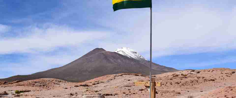 Bolivias flag med udsigt til bjergene