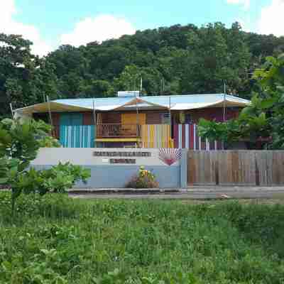 Hotel fronten på Katalo Plage i Deshaies på Guadeloupe