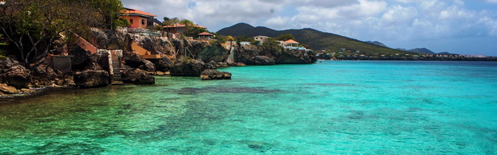 Azurblåt vand ved Curacaos kyst