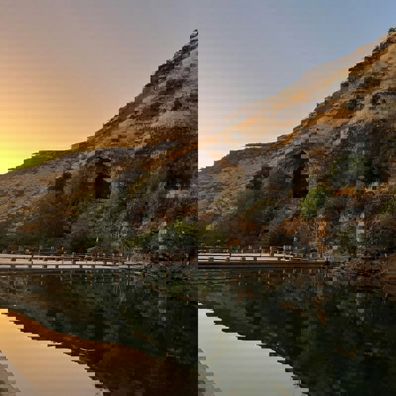 Solnedgang over bjerglandskab i Salalah, Oman