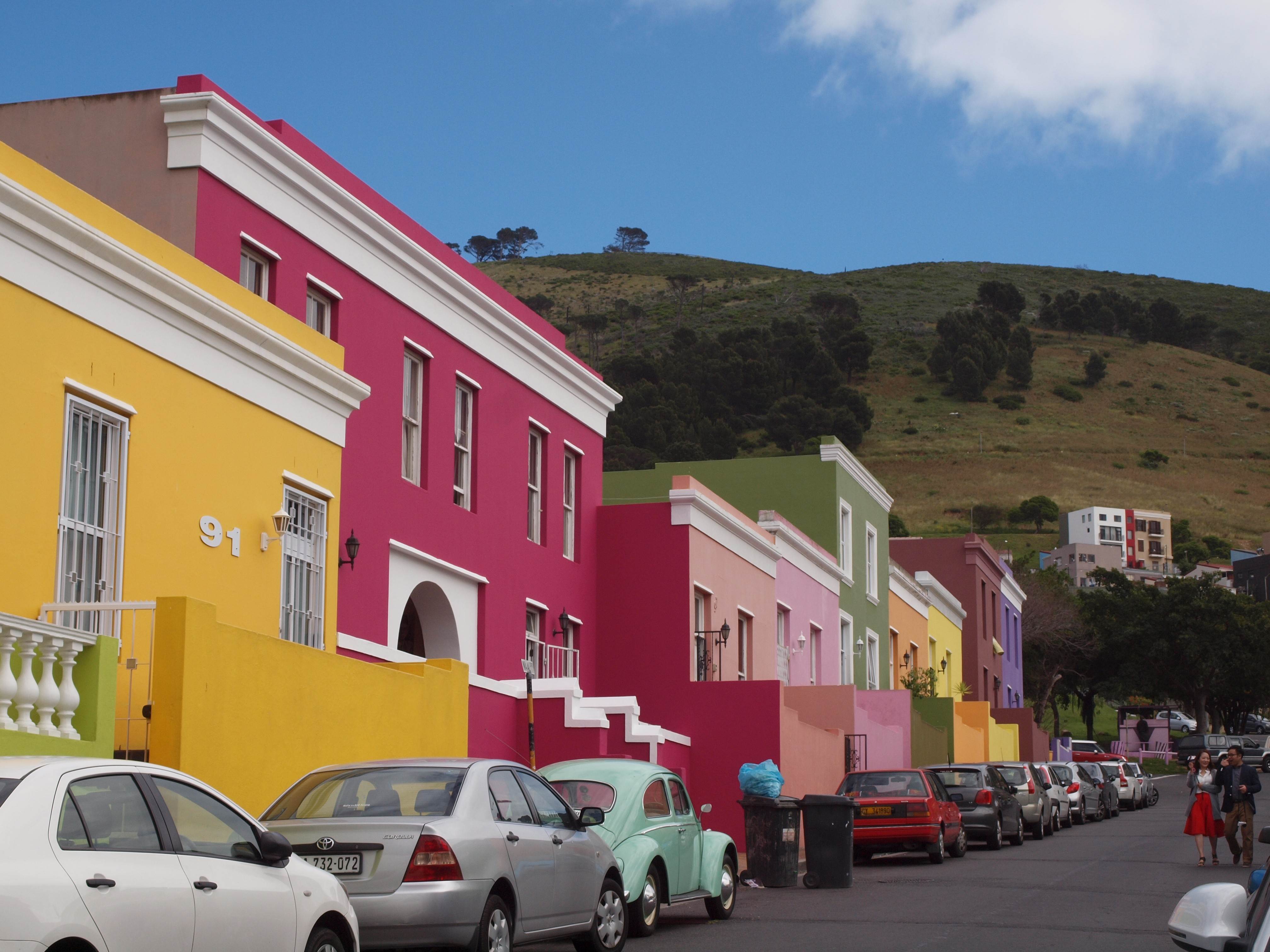 Biler parkeret foran Bo Kaap, Cape Town, Sydafrika