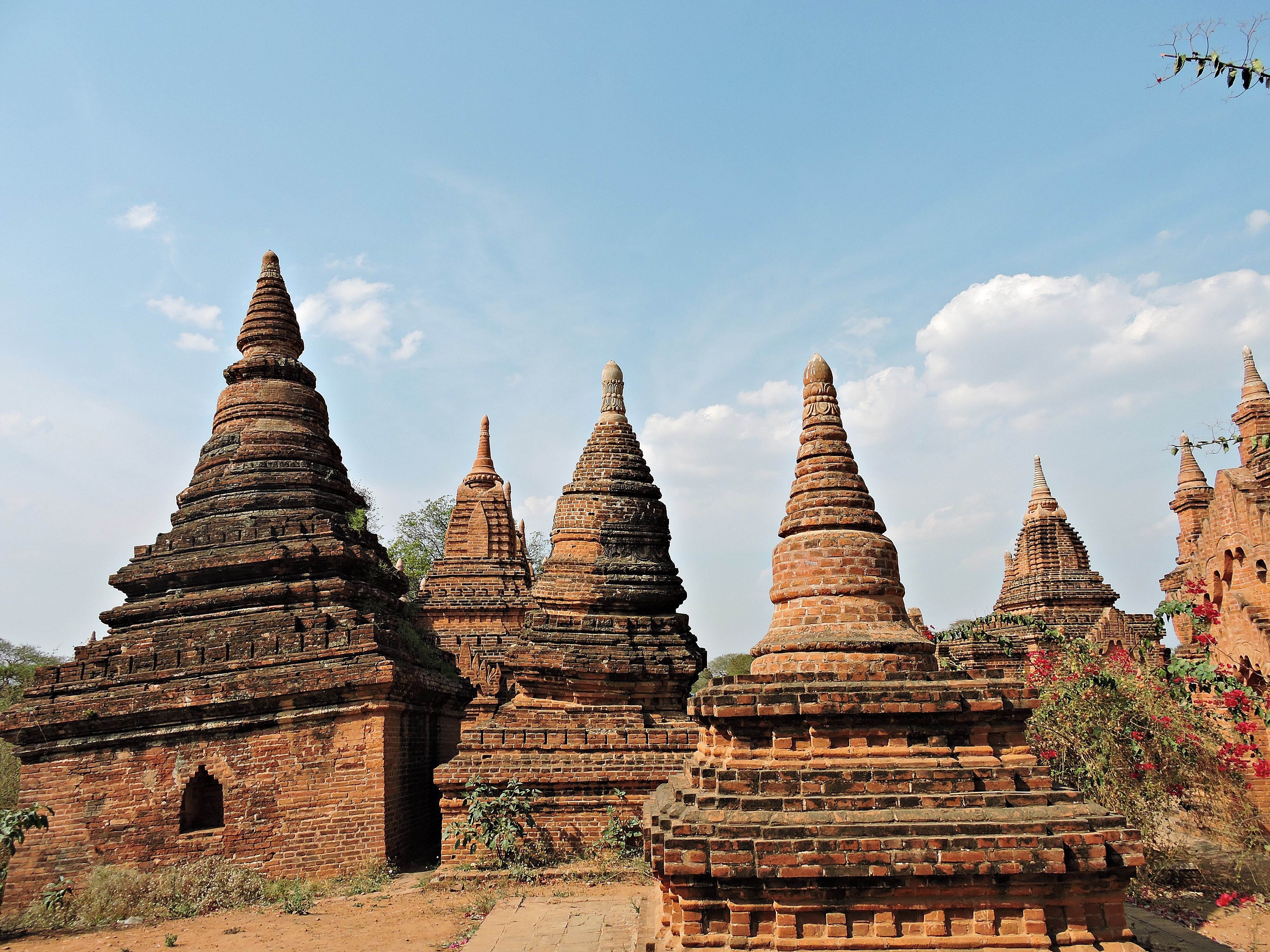 Nogle af templerne i Bagan er lidt skæve, Myanmar