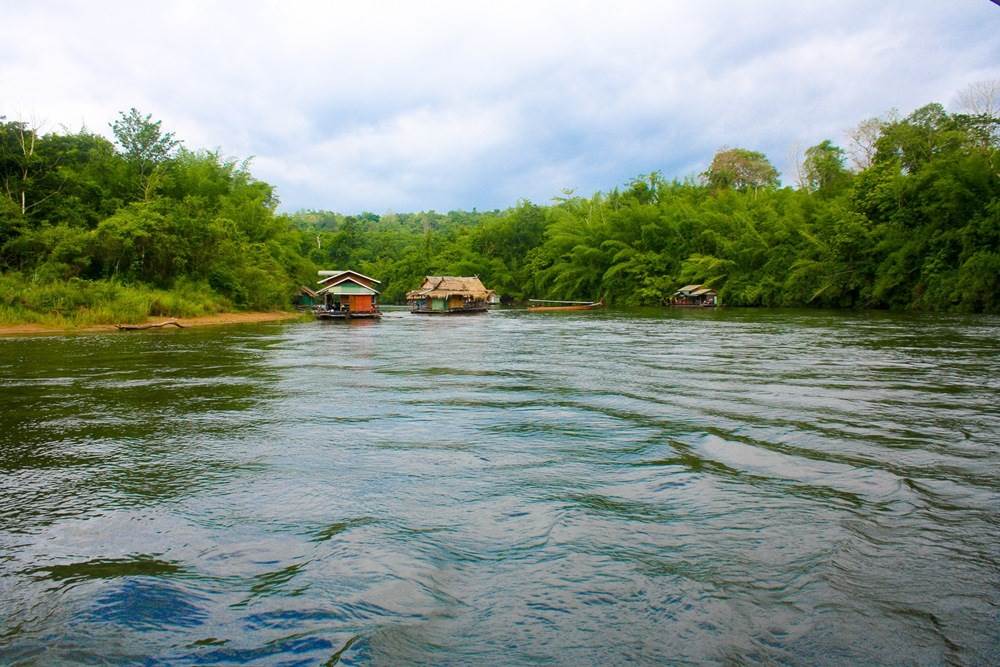 Bo på floden ved Kanchanaburi, Thailand